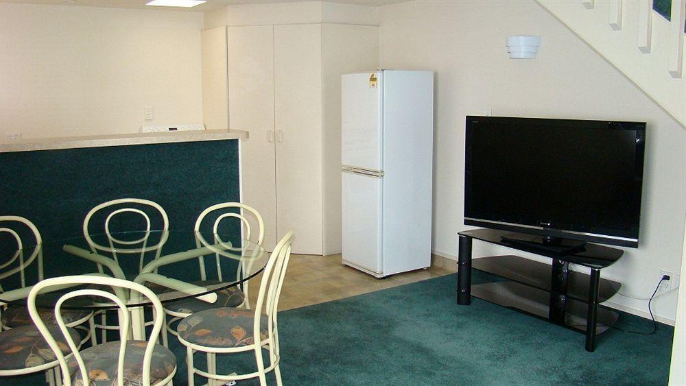 Bk's Fountain Court Motel